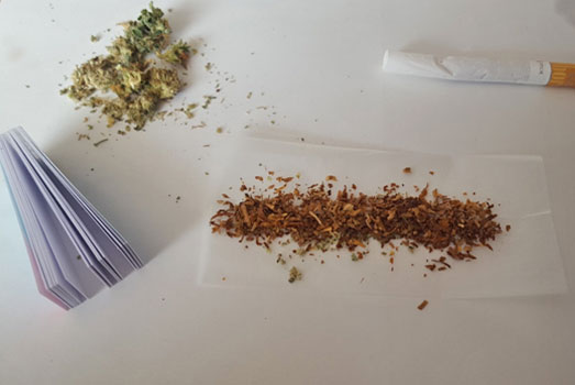 De benodigheden om zelf een joint te kunnen draaien. De benodigheden om zelf een joint te kunnen draaien.