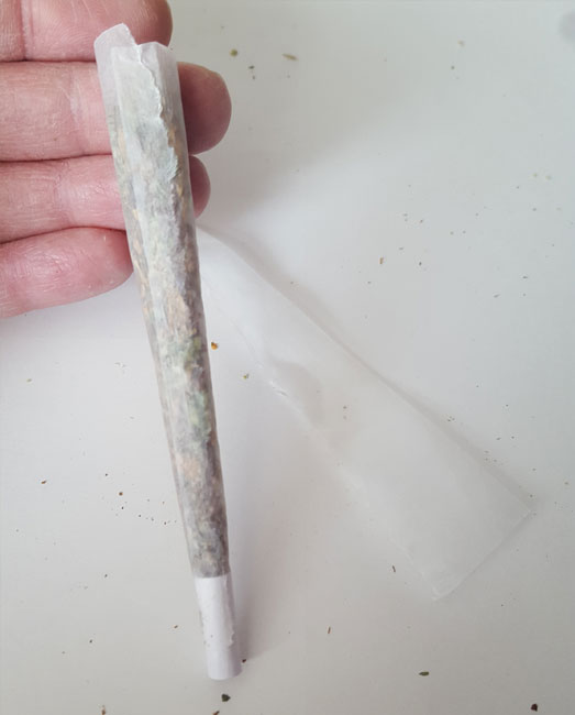 Voorbeeld van een binnenstebuiten gedraaide joint. Voorbeeld van een binnenstebuiten gedraaide joint.