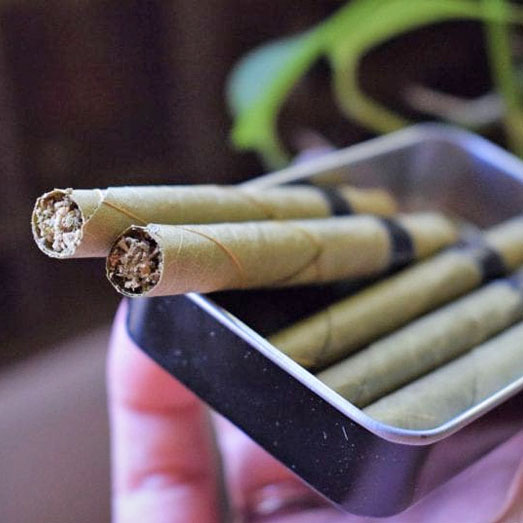 Een blunt met alleen wiet geeft een krachtigere high. Een blunt met alleen wiet geeft een krachtigere high.
