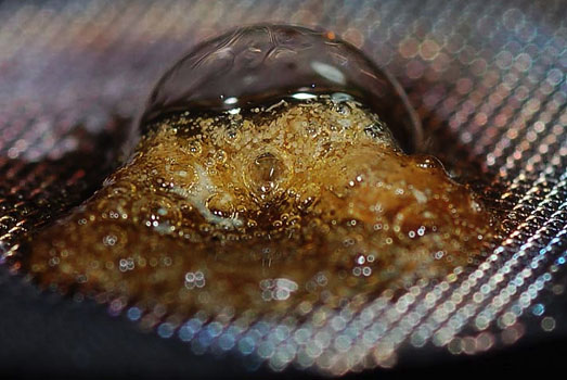 Het testen van de kwaliteit van de hasj met een bubbeltest. Het testen van de kwaliteit van de hasj met een bubbeltest.