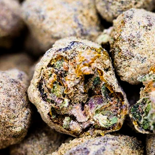 Bij deze moonrock zijn de cannabistoppen, concentraten en kief duidelijk zichtbaar. Bij deze moonrock zijn de cannabistoppen, concentraten en kief duidelijk zichtbaar.