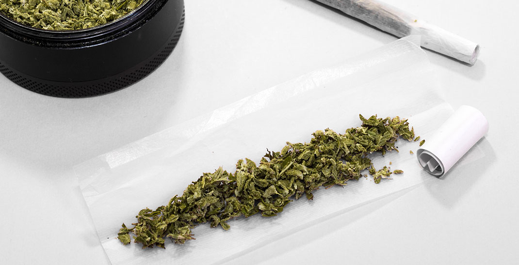 Een tip is een klein rechthoekig stukje gevouwen en/of opgerold dun karton wat als filter wordt gebruikt in een joint. Een tip is een klein rechthoekig stukje gevouwen en/of opgerold dun karton wat als filter wordt gebruikt in een joint.