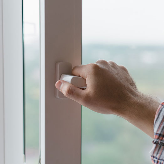 Wietgeur verdrijven door te ventileren met een open raam. Wietgeur verdrijven door te ventileren met een open raam.