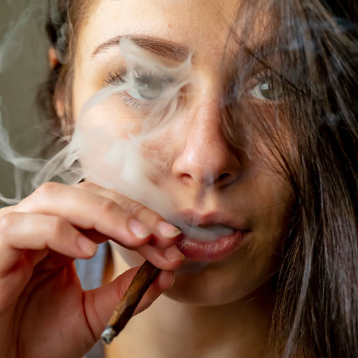 Geniet van je zelfgedraaide blunt met wiet van eigen kweek. Geniet van je zelfgedraaide blunt met wiet van eigen kweek.