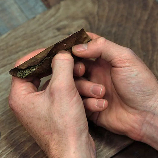 Het rollen van een met wiet gevulde blunt. Het rollen van een met wiet gevulde blunt.