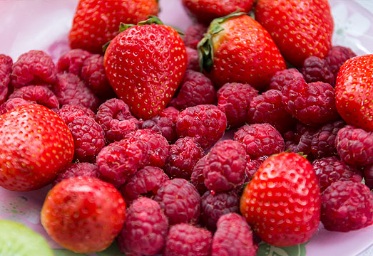 Bij de munchies zijn aardbeien en frambozen heerlijk. Bij de munchies zijn aardbeien en frambozen heerlijk.