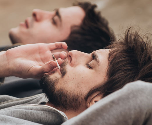 Stoned zijn zorgt voor een ontspannen gevoel en verdooft je lichaam. Stoned zijn zorgt voor een ontspannen gevoel en verdooft je lichaam.