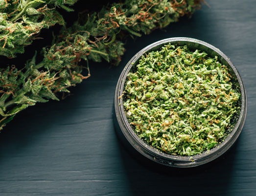 Verkruimelde wiet in een grinder. Verkruimelde wiet in een grinder.
