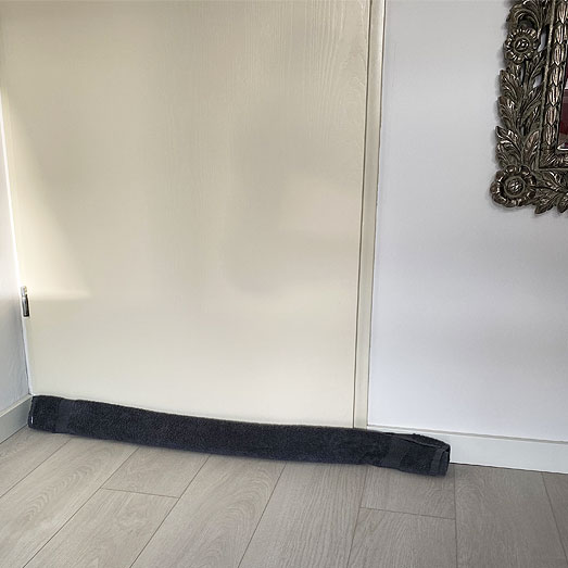 Wietgeur tegenhouden met een handdoek voor de onderste opening van je deur. Wietgeur tegenhouden met een handdoek voor de onderste opening van je deur.